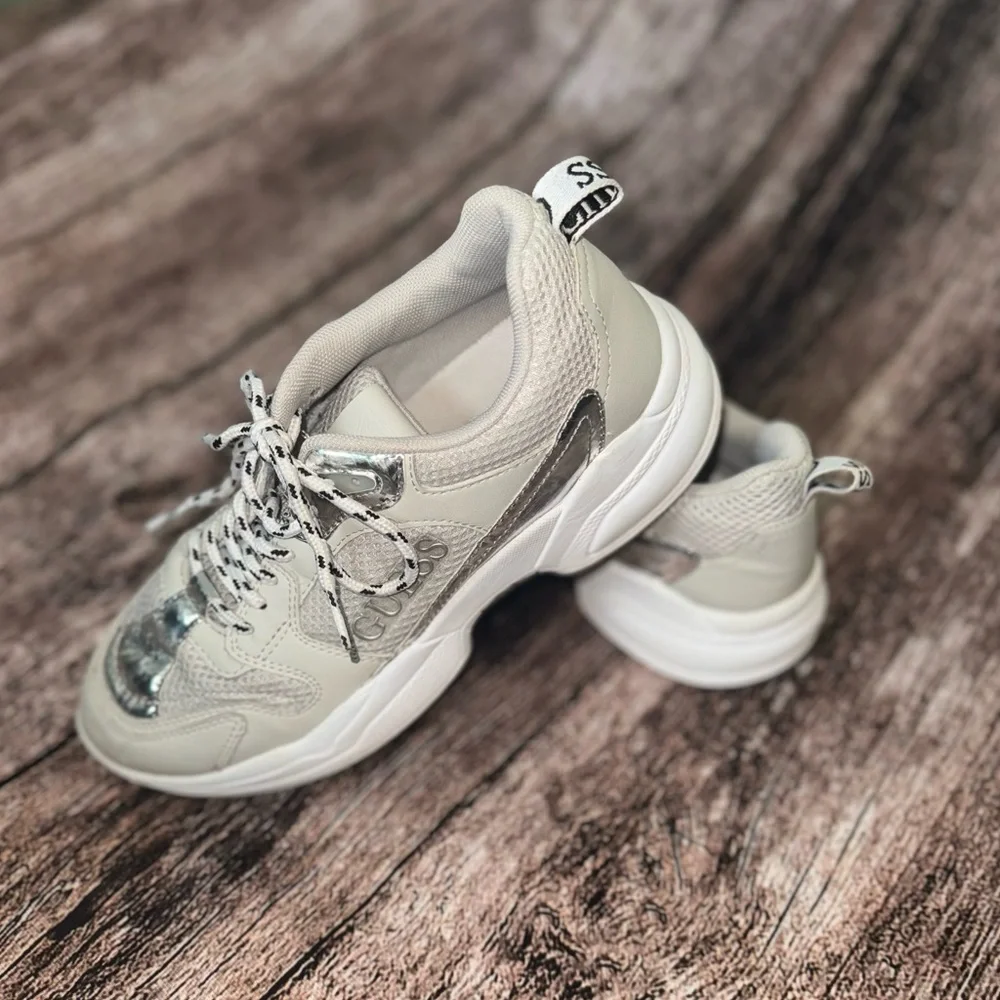 Guess walking shoes 👟